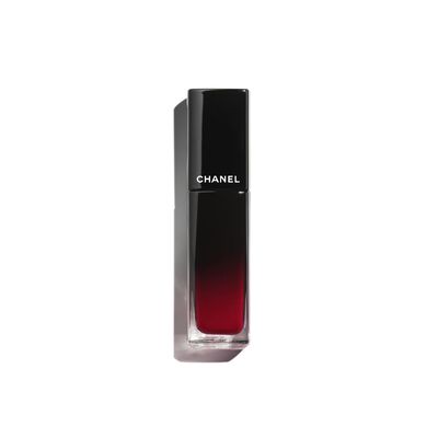 LA BARRA DE LABIOS LÍQUIDA BRILLANTE DE LARGA DURACIÓN